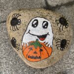 Børn i privat børnepasning hos de voksne i Silopperne har malet sten til halloween, som de udsmykker Herlev med. Foto: Thomas Frederiksen