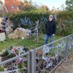 Ronny Larsen har med hjælp fra familie og naboer stablet et imponerende halloween-arrangement på benene i Klokkedybet.