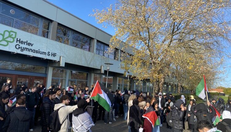 Omkring 100 elever strejkede for børnene i Gaza på Herlev Gymnasium & HF.
