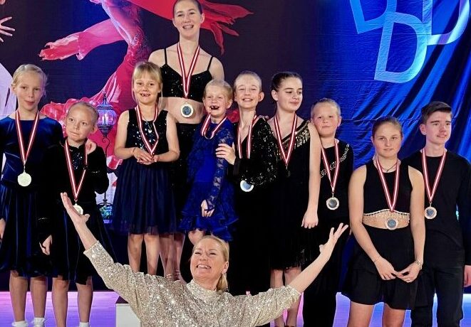 Der var masser af medaljer og flotte placeringer til børnene og de unge fra Vivis Dans til danmarksmesterskaberne i latindans. Foto: Vivis Dans