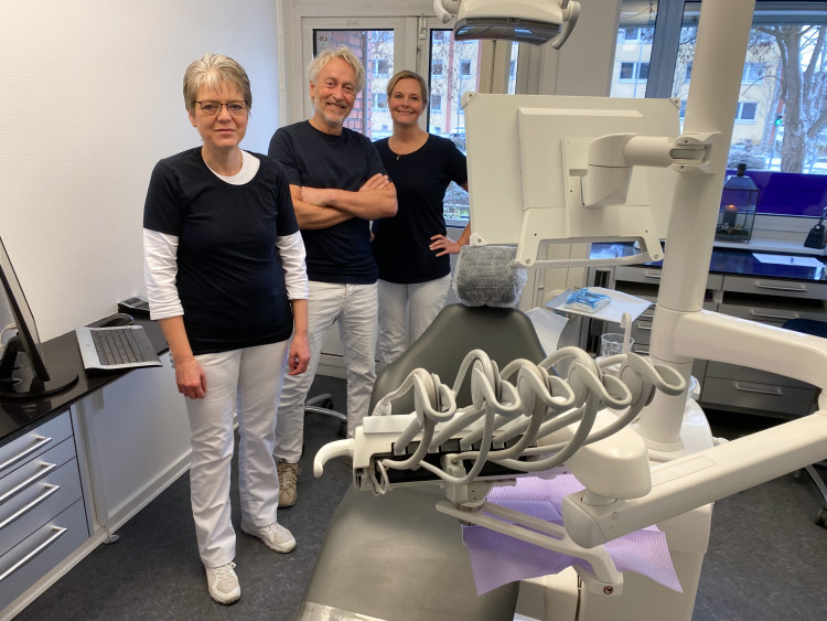 Skovlunde Tandklinik udvider.Her ses ejerne af klinikken tandlægerne Anne Christensen (bagerst) og Jørgen Walin. Forrest er klinikassistent Yvonne Nielsen.