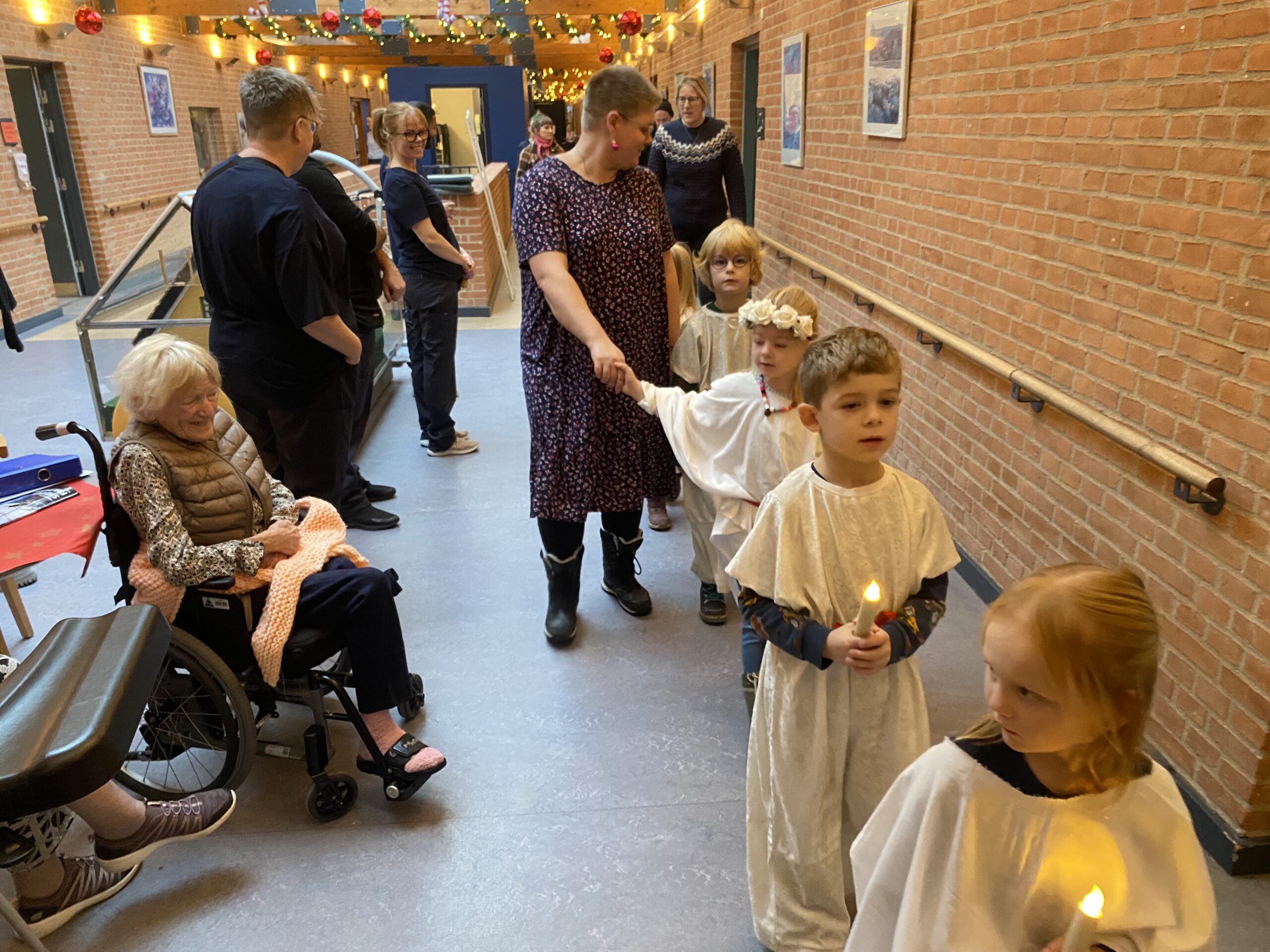 Lucia-optog på plejecenter. Børn fra børnehaven Mælkevejen besøger Lærkegaard Center. Begge ligger i Persillehaven.