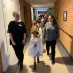 Lucia-optog på plejecenter. Børn fra børnehaven Mælkevejen besøger Lærkegaard Center. Begge ligger i Persillehaven.