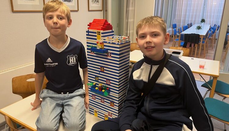 Frederik og Mathias. Der bygges med Lego i Lindehøj Kirke.