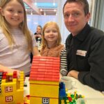Der bygges med Lego i Lindehøj Kirke. Sognepræst Michael Skov Andersen og børn.