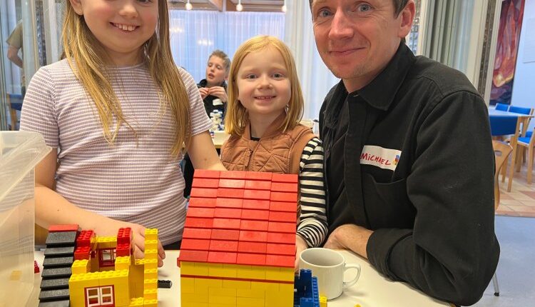 Der bygges med Lego i Lindehøj Kirke. Sognepræst Michael Skov Andersen og børn.