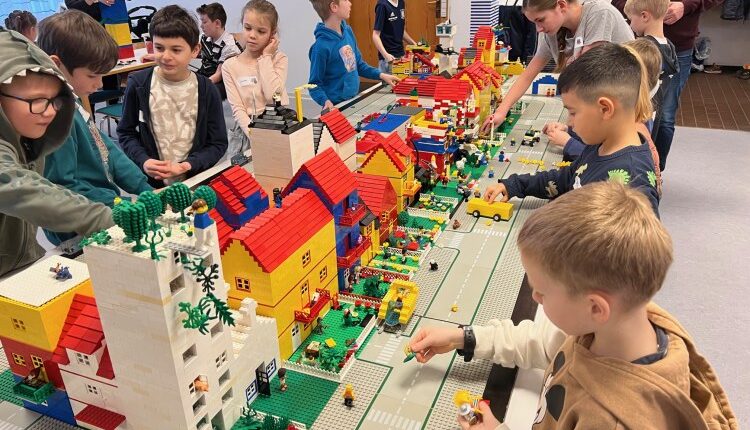 Der bygges med Lego i Lindehøj Kirke