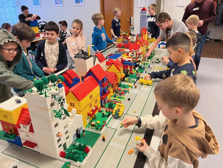Der bygges med Lego i Lindehøj Kirke