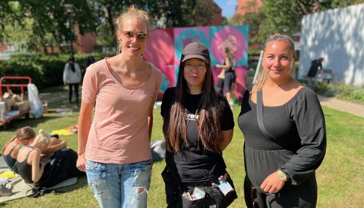 Billedkunsthold fra Kildegårdskolen står for streetart-kunst bag Herlev Kirke.