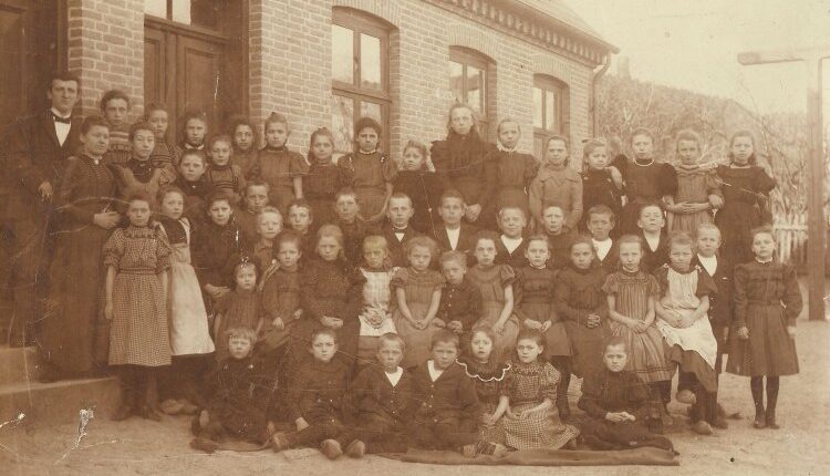 Skolen og skolebørn i Skovlunde, cirka 1900