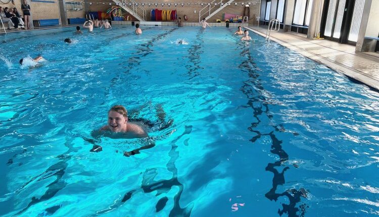 Herlev Byskole, triatlon, Skolernes Motionsdag, svømning i Herlev Badet. Foto: Thomas Frederiksen