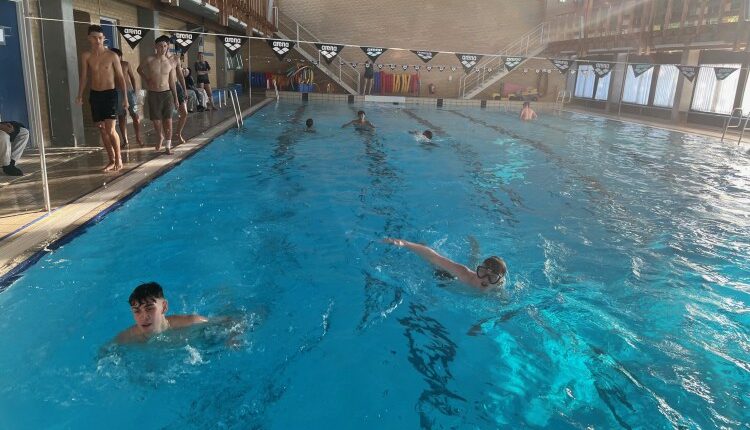 Herlev Byskole, triatlon, Skolernes Motionsdag, svømning i Herlev Badet. Foto: Thomas Frederiksen