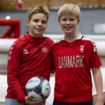 Jakob Weber (th) og Mathias Brockmeyer inden kampen. Fanzone, U18-landskamp, Danmark-Finland. Foto: Claus Birch