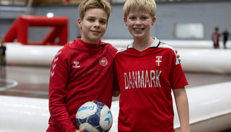 Jakob Weber (th) og Mathias Brockmeyer inden kampen. Fanzone, U18-landskamp, Danmark-Finland. Foto: Claus Birch