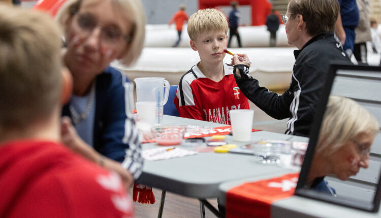 Susanne Cortsen maler ansigter. Fanzone inden Danmark-Finland, U18-landskamp, fodbold Foto: Claus Birch