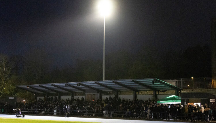 Mange tilskuere under U18 træningskampen mellem Danmark og Finland den 13. november 2024 på Herlev Stadion. Foto: Claus Birch.