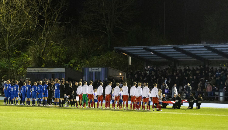 De to hold før U18 træningskampen mellem Danmark og Finland den 13. november 2024 på Herlev Stadion. Foto: Claus Birch.