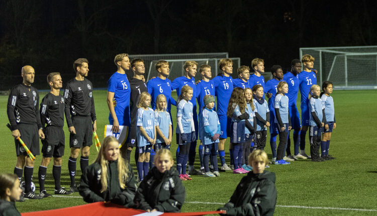 Det finske hold før U18 træningskampen mellem Danmark og Finland den 13. november 2024 på Herlev Stadion. Foto: Claus Birch