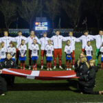 Det danske hold under nationalsangen før U18 træningskampen mellem Danmark og Finland den 13. november 2024 på Herlev Stadion. Foto: Claus Birch.