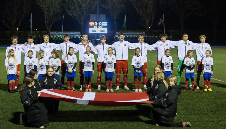 Det danske hold under nationalsangen før U18 træningskampen mellem Danmark og Finland den 13. november 2024 på Herlev Stadion. Foto: Claus Birch.