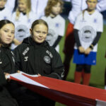 Glade børn under U18 træningskampen mellem Danmark og Finland den 13. november 2024 på Herlev Stadion. Foto: Claus Birch