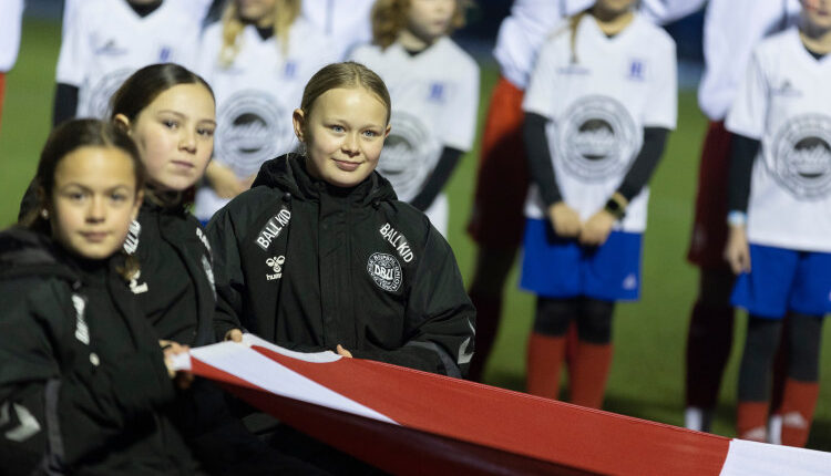 Glade børn under U18 træningskampen mellem Danmark og Finland den 13. november 2024 på Herlev Stadion. Foto: Claus Birch