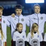 De danske spillere med børn før U18 træningskampen mellem Danmark og Finland den 13. november 2024 på Herlev Stadion. Foto: Claus Birch.