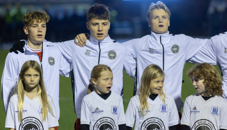 De danske spillere med børn før U18 træningskampen mellem Danmark og Finland den 13. november 2024 på Herlev Stadion. Foto: Claus Birch.