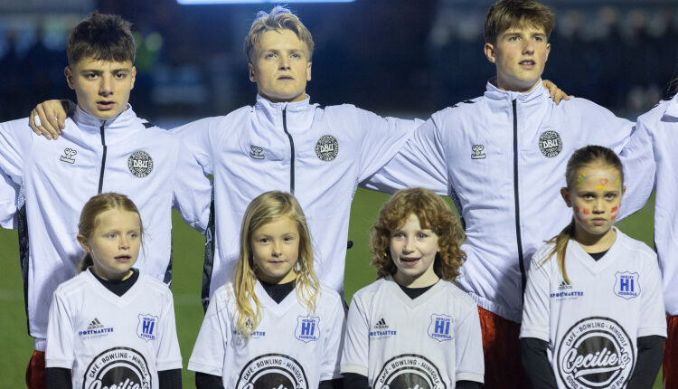 De danske spillere med børn før U18 træningskampen mellem Danmark og Finland den 13. november 2024 på Herlev Stadion. Foto: Claus Birch