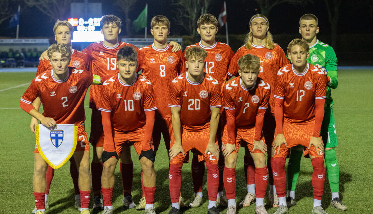 Det danske hold, bagest fv Malte Heyde, Mads Houkjær, Valdemar Møller Damgaard, Simon Stüker, Gustav Schjøtt og Tobias Breum-Harild og forrest fv Victor Gustafsen, Olti Hyseni, Alfred Gøthler, Sander Ravn og Hjalte Lærke, før U18 træningskampen mellem Danmark og Finland den 13. november 2024 på Herlev Stadion. Foto: Claus Birch