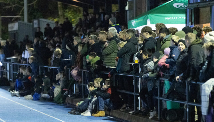 Mange tilskuere under U18 træningskampen mellem Danmark og Finland den 13. november 2024 på Herlev Stadion. Foto: Claus Birch