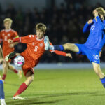 Valdemar Møller Damgaard (Danmark) og Oskari Multala (Finland) under U18 træningskampen mellem Danmark og Finland den 13. november 2024 på Herlev Stadion. Foto: Claus Birch.