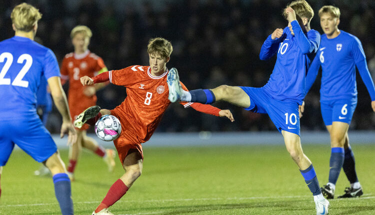 Valdemar Møller Damgaard (Danmark) og Oskari Multala (Finland) under U18 træningskampen mellem Danmark og Finland den 13. november 2024 på Herlev Stadion. Foto: Claus Birch.