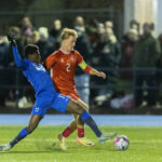 Victor Gustafsen (Danmark) og Djoully Nzoko (Finland) under U18 træningskampen mellem Danmark og Finland den 13. november 2024 på Herlev Stadion. Foto: Claus Birch.