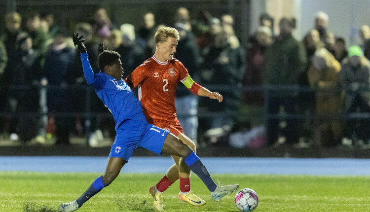 Victor Gustafsen (Danmark) og Djoully Nzoko (Finland) under U18 træningskampen mellem Danmark og Finland den 13. november 2024 på Herlev Stadion. Foto: Claus Birch.