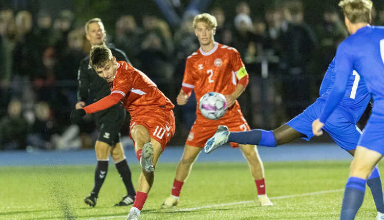 Olti Hyseni (Danmark) afslutter under U18 træningskampen mellem Danmark og Finland den 13. november 2024 på Herlev Stadion. Foto: Claus Birch.