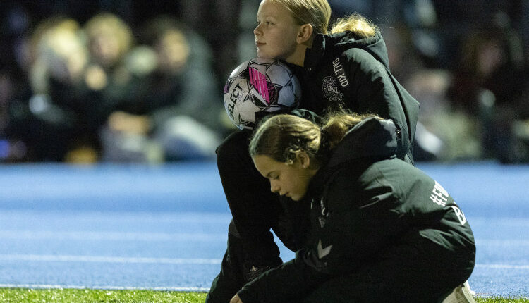 Boldpiger kigger på under U18 træningskampen mellem Danmark og Finland den 13. november 2024 på Herlev Stadion. Foto: Claus Birch.