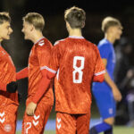 Målscorer Olti Hyseni (Danmark) jubler med Hjalte Lærke efter målet til 1-0 under U18 træningskampen mellem Danmark og Finland den 13. november 2024 på Herlev Stadion. Foto: Claus Birch.