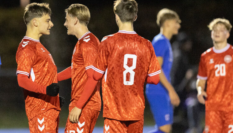 Målscorer Olti Hyseni (Danmark) jubler med Hjalte Lærke efter målet til 1-0 under U18 træningskampen mellem Danmark og Finland den 13. november 2024 på Herlev Stadion. Foto: Claus Birch.