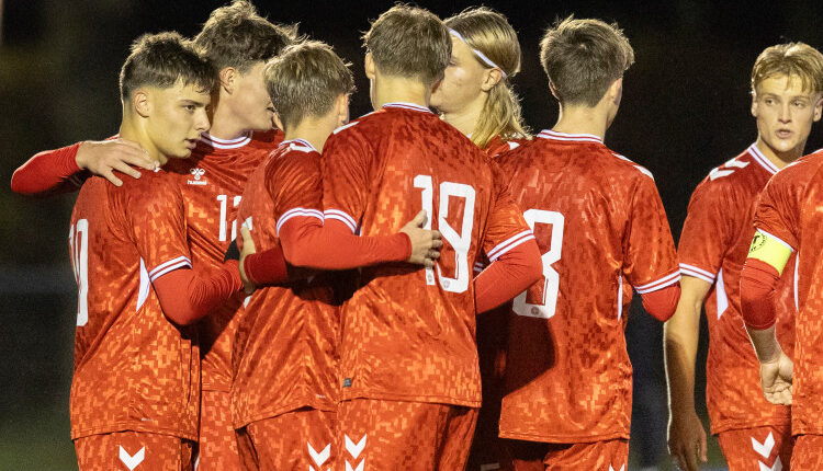 Målscorer Olti Hyseni (Danmark) tiljubles efter 1-0 målet under U18 træningskampen mellem Danmark og Finland den 13. november 2024 på Herlev Stadion. Foto: Claus Birch