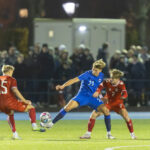 Taavi Koukkumaki (Finland) og Sander Ravn (Danmark) under U18 træningskampen mellem Danmark og Finland den 13. november 2024 på Herlev Stadion. Foto: Claus Birch.