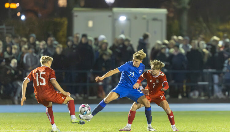 Taavi Koukkumaki (Finland) og Sander Ravn (Danmark) under U18 træningskampen mellem Danmark og Finland den 13. november 2024 på Herlev Stadion. Foto: Claus Birch.