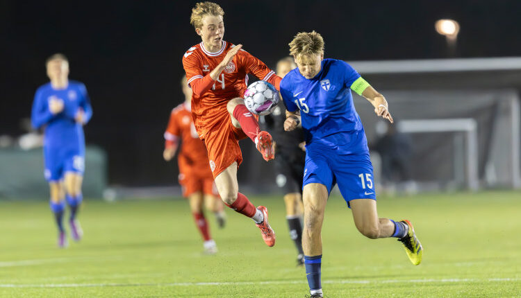 Hjalte Boe (Danmark) og Ilari Kangasniemi (Finland) under U18 træningskampen mellem Danmark og Finland den 13. november 2024 på Herlev Stadion. Foto: Claus Birch.