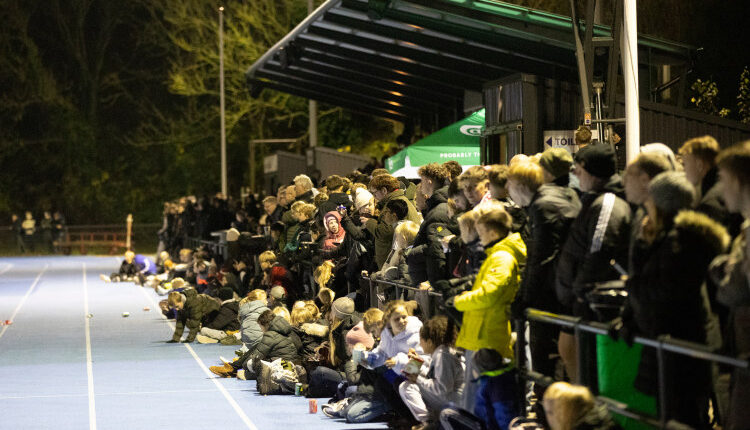 Tilskuere under U18 træningskampen mellem Danmark og Finland den 13. november 2024 på Herlev Stadion. Foto: Claus Birch.