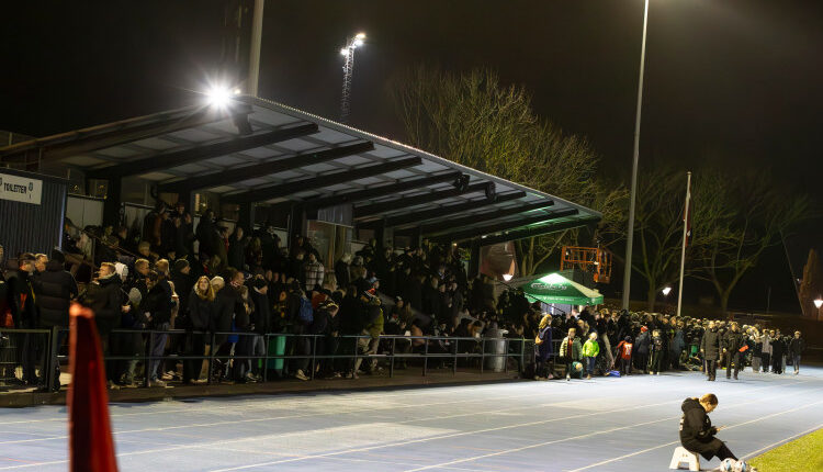 Tilskuere under U18 træningskampen mellem Danmark og Finland den 13. november 2024 på Herlev Stadion. Foto: Claus Birch.