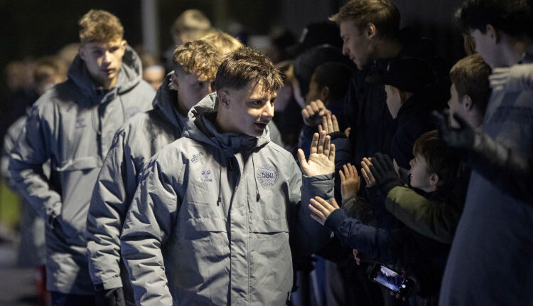 Spillerne med fans efter U18 træningskampen mellem Danmark og Finland den 13. november 2024 på Herlev Stadion. Foto: Claus Birch.