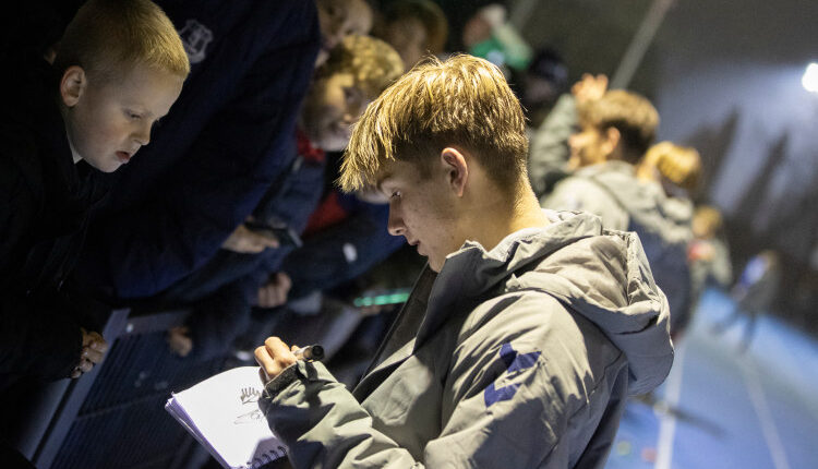 Autografskrivning efter U18 træningskampen mellem Danmark og Finland den 13. november 2024 på Herlev Stadion. Foto: Claus Birch.