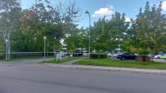 Der var spærret af på Højsletten i torsdags efter knivstikkeriet. Privatfoto